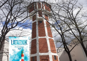 Zdjęcie 2- latarnia i okładka książki " Latarnik" H. Sienkiewicza